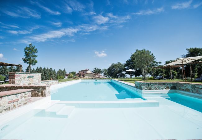  a Trequanda - Luxury 2 Rooms Apt. Cypress in  Siena Resort